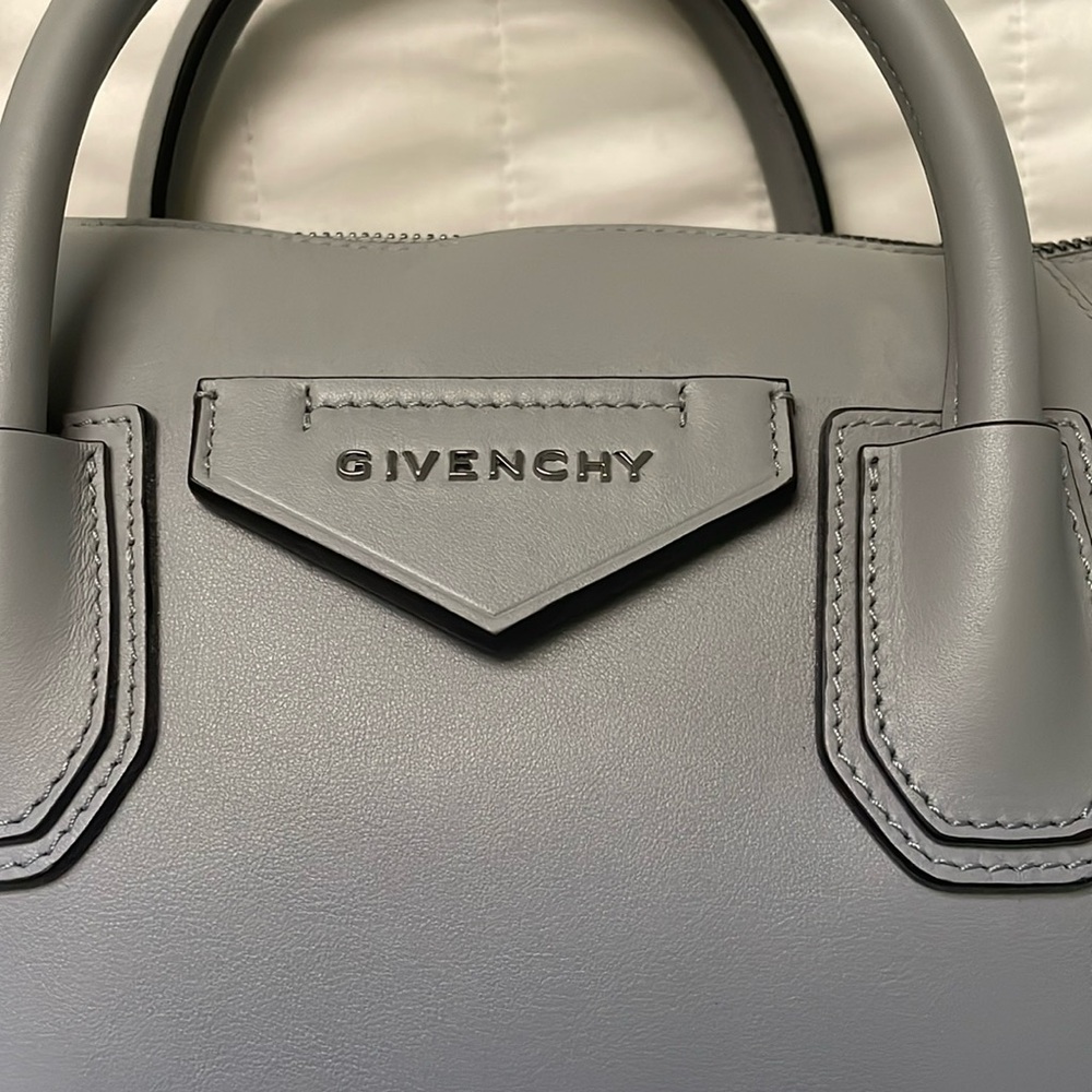 🆕 GIVENCHY Soft Calfskin Small Soft Antigon in Pearl Grey - Picture 7 of 16